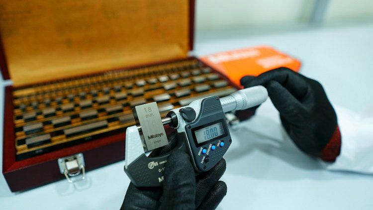 Dimensional calibration with a micrometer and gauge block set