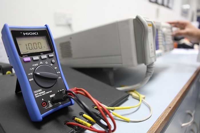 Electrical calibration with a digital multimeter and test bench