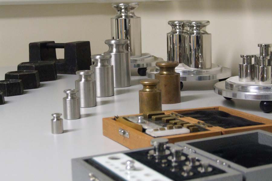 Mass calibration weights and weighing equipment