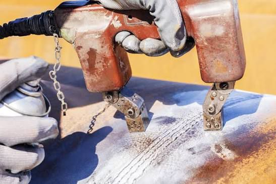 Magnetic particle NDT inspection on an industrial pipe weld